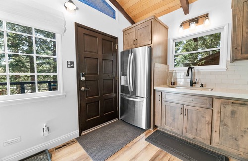 Moonridge Cabin | Large Fenced Yard AC Fire Pit EV Walk to Zoo ~ Antler Inn