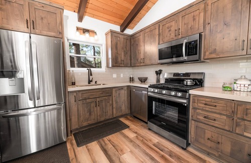 Moonridge Cabin | Large Fenced Yard AC Fire Pit EV Walk to Zoo ~ Antler Inn