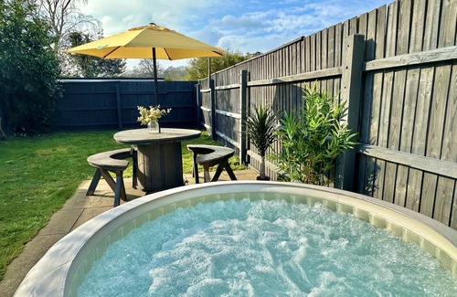 Poole House | Large Four Bedroom - With Hot Tub and Parking - Sleeps 8