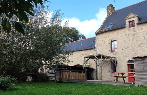 La Vraie-Croix House | Large gîte 15 pers. with private pond, nature & quiet 20 min from Morbihan beaches