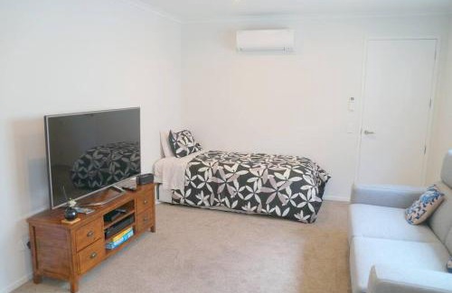 Greymouth House | Large Group Greymouth accommodation 2 houses with 7 bedrooms 6 queens 6 single beds 5 bathrooms 5 toilets