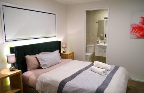 Greymouth House | Large Group Greymouth accommodation 2 houses with 7 bedrooms 6 queens 6 single beds 5 bathrooms 5 toilets