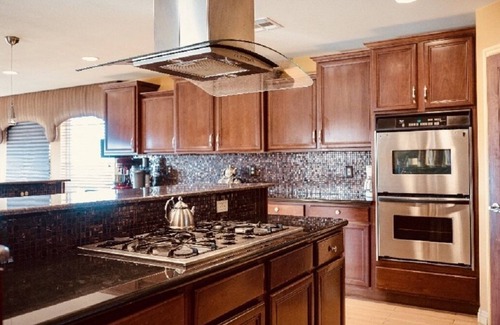 Sunrise Manor House | LARGE HOME/24MIN TO STRIP/KING BEDS/POOL/HIKINGTRAILS/CITY&MOUNTAIN VIEWS