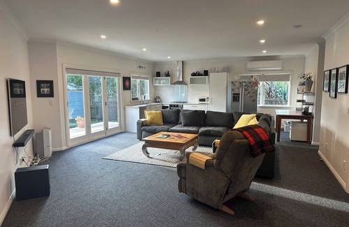 Raumati Beach House | Large home in Raumati Beach ideal for groups or family gatherings.