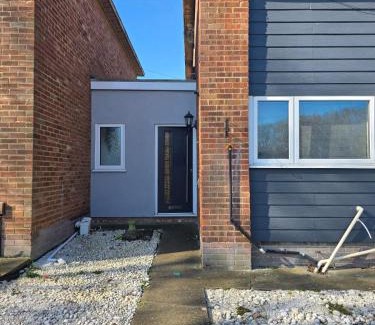 Chatham Apartment | Large House, Home for Contractors- Park Free