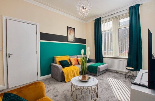 Heaton Apartment | Large House in Newcastle City Centre - Sleeps 12