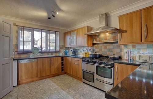 Newlyn House | Large House with Panoramic Sea Views & Parking