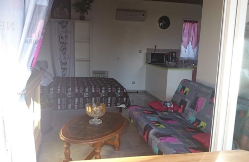 Saint-Vallier-de-Thiey Apartment | Large independent studio in private villa with garden, Swimming pool, Jacuzzi
