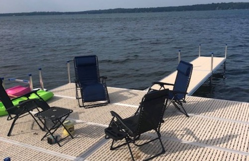 Auburn House | Large Lakefront Vineyard Home with Hot Tub