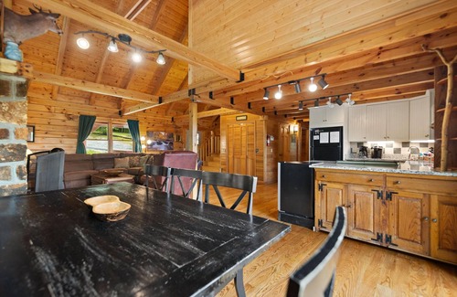 Zoe Cabin | Large Luxury Log Cabin, Sleeps-13, Spectacular view! Loaded with ammenities!