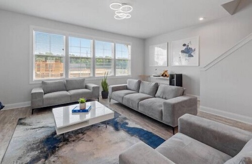 North Newport News House | Large Luxury Townhouse close to Williamsburg & VA beach