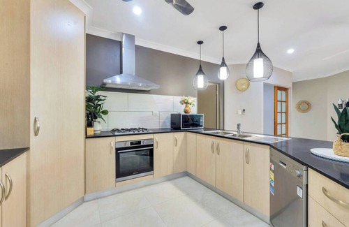 Rosebery House | Large, modern family home in quiet area