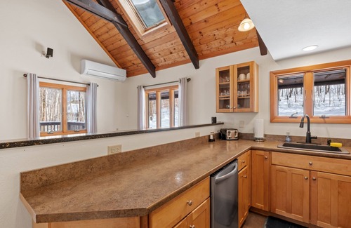 Jackson Cabin | Large mountain cabin getaway with high speed WiFi and hot tub in Jackson, NH