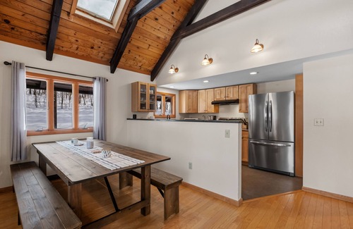 Jackson Cabin | Large mountain cabin getaway with high speed WiFi and hot tub in Jackson, NH