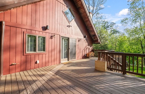 Jackson Cabin | Large mountain cabin getaway with high speed WiFi and hot tub in Jackson, NH