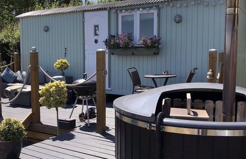 New Forest District Cabin | Large New Forest Shepherds Hut and Scandinavian Hot Tub with hydro massager