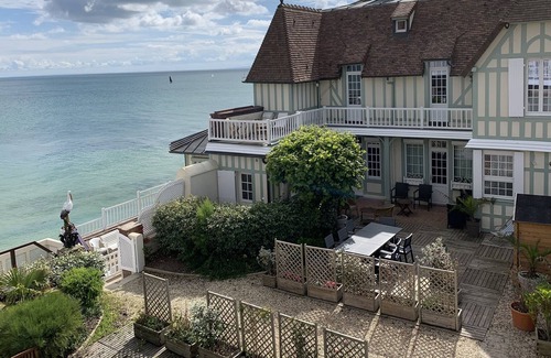 Langrune-sur-Mer Villa | Large Norman house right by the sea on the landing beaches