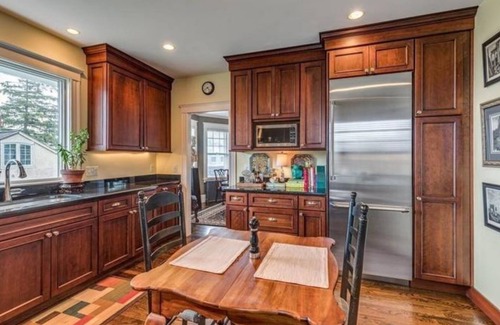 Swampscott Apartment | Large Oceanside Apartment. Walk to the beach and many restaurants. Pet Friendly