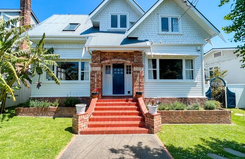 Mount Albert House | Large Premier Character Home With Pool - 28 day minimum stay
