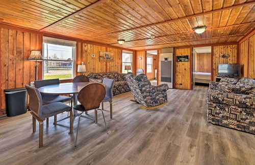 Houghton Lake Cabin | Large Resort Cabin: Steps to the Lake!