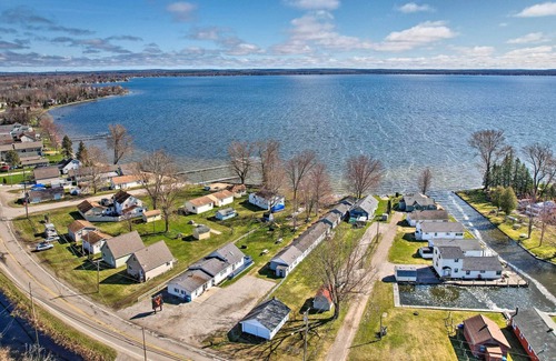 Houghton Lake Cabin | Large Resort Cabin: Steps to the Lake!