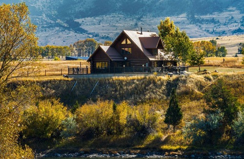 Pray House | Large riverfront home, fishing, firepit, close to Chico and Yellowstone