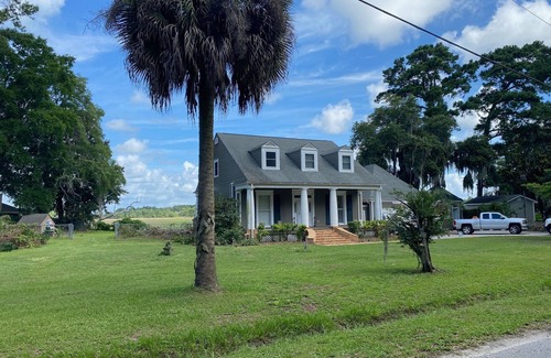 Beaufort House | Large Rustic Home for Marine Graduation and Family Fishing