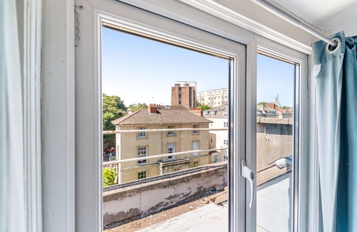 Clifton House | Large Single Room with Shared Bathroom