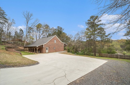 Emerson House | Large, Spacious Home with Rustic Style. 3/4 mile from LakePoint Sports Complex