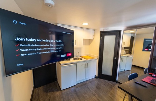 Selly Oak Apartment | Large studio 10 minute train journey to the city!