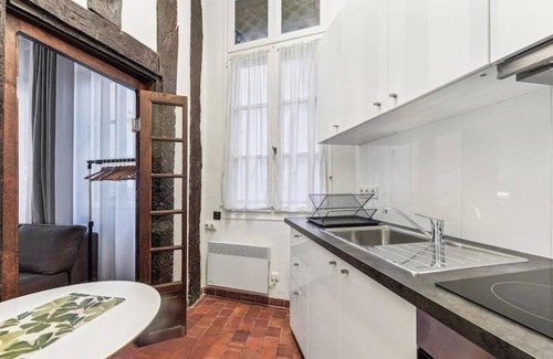 1st Arrondissement Apartment | Large Studio Apartment Close to Pyramides Metro