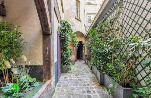 1st Arrondissement Apartment | Large Studio Apartment Close to Pyramides Metro
