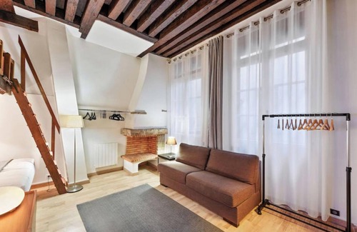 1st Arrondissement Apartment | Large Studio Apartment Close to Pyramides Metro