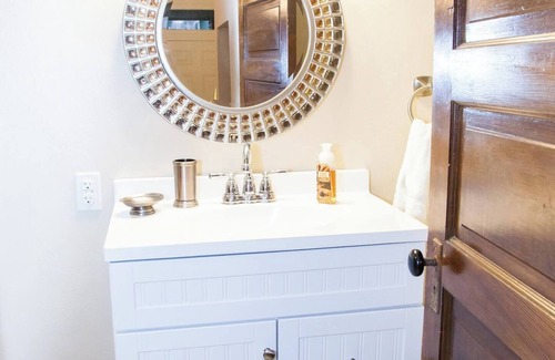 Forest Hills Apartment | Large Studio Apt, Light&Bright,Traditional decor,W&D included, Safe neighborhood
