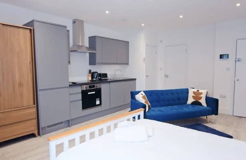 Maidstone Apartment | Large studio flat in Maidstone. WiFi tv and work station. 2 mins walk to town!