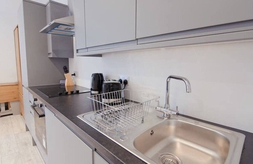 Maidstone Apartment | Large studio flat in Maidstone. WiFi tv and work station. 2 mins walk to town!