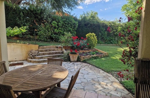 Gemenos House | Large T2 with secure parking and wooded garden