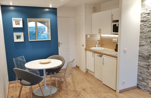 Six-Fours-les-Plages Apartment | Large terrace, 50m beach with sea view + private pool + closed parking
