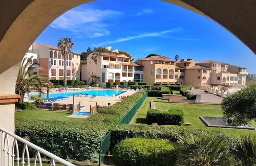 Six-Fours-les-Plages Apartment | Large terrace, 50m beach with sea view + private pool + closed parking