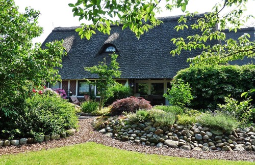 Hechthausen House | Large thatched house with garden and jetty directly on the Oste river