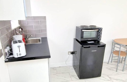 West Thornton Apartment | Large Triple Studio Flat - Croydon