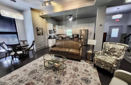 Glasgow Apartment | Large two floor 4-bedroom 2.5 bath apartment w AC, WiFi in downtown Glasgow KY