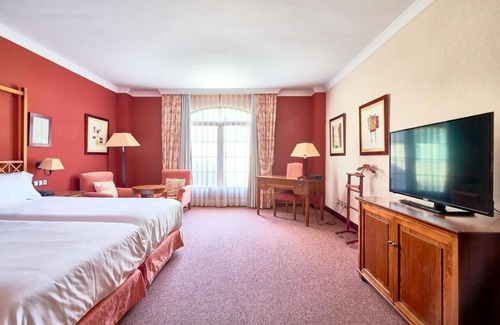 Cebreros Hotel | Large Unit with Easy Golf Access Ideal for Leisure Travelers