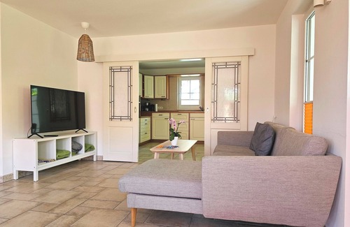 Graal House | Large vacation home with 3 bedrooms and rose garden