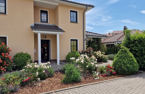 Graal House | Large vacation home with 3 bedrooms and rose garden