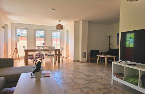 Graal House | Large vacation home with 3 bedrooms and rose garden