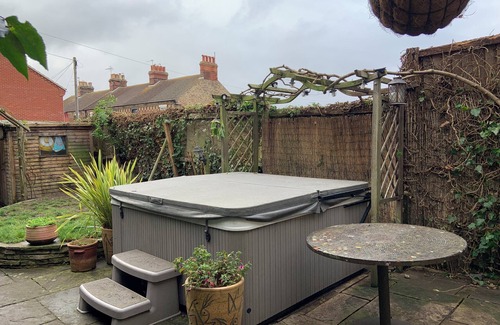Gorleston-on-Sea House | Large Victorian family home, hot tub, 5 min walk to beach, pets, sleeps 11, BBQ