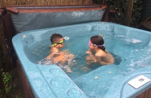 Gorleston-on-Sea House | Large Victorian family home, hot tub, 5 min walk to beach, pets, sleeps 11, BBQ