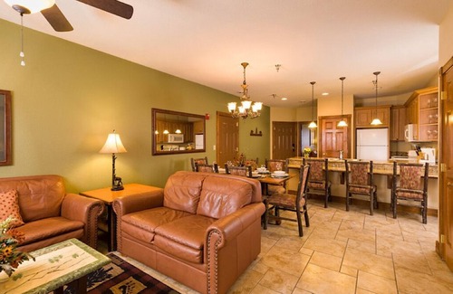 Gatlinburg Resort | Large villa with full kitchen - indoor waterpark included!
