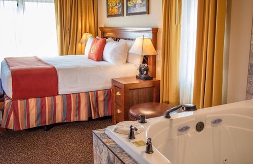Gatlinburg Resort | Large villa with full kitchen - indoor waterpark included!